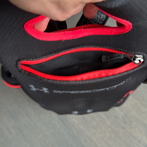 UNDER ARMOUR SPEEDFORM RUN PACK
Item #02047 - Picture 3 of 11